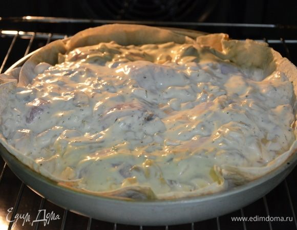 Полученный соус распределить в форме с куриными голенями. Готовить 45–50 минут в духовке, разогретой до 190°C.