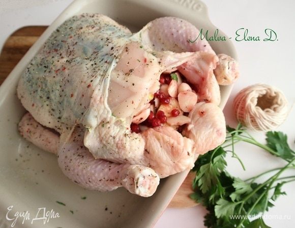 Нафаршировать курицу этой смесью. Духовку разогреть до 190°C.