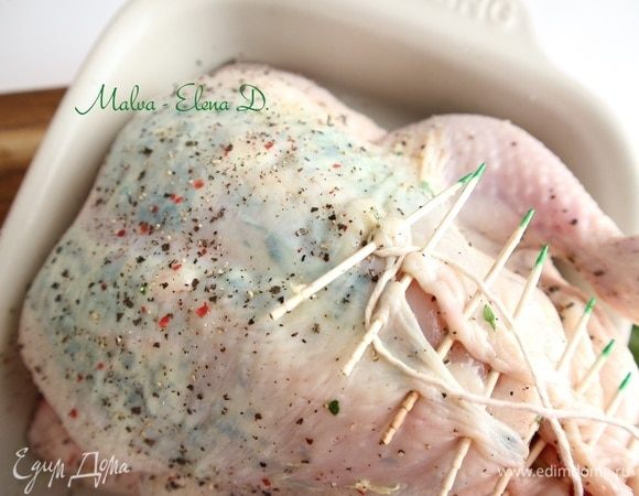 Заколоть разрез зубочистками таким образом, как показано на фотографии. Длинную кулинарную нить сложить пополам. Среднюю ее часть перекинуть через верхнюю зубочистку. Перекрутить нить крест-накрест, концы пропустить под следующую зубочистку.