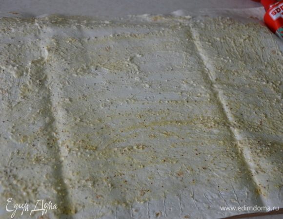 Если вы будете готовить с утра, то рекомендую замариновать курицу с вечера. Куриную грудку промыть, нарезать на крупные кусочки. Соевый соус смешать с 2 ст. л. горчицы, добавить специи (у меня паприка). Перемешать все с курицей и оставить на ночь. С утра обжарить на сковороде гриль или на обычной с добавлением растительного масла. Лист лаваша разрезать. Перемешать творожный сыр с горчицей, намазать тонким слоем на лаваш.