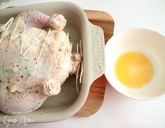 Смазать курицу оливковым маслом со всех сторон. Можно использовать для смазывания растительное масло от вяленых в масле помидоров, у него яркий цвет и аромат. Кончики зубочисток, поскольку изначально они были смазаны мятой, пришлось убрать.