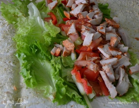 Курицу тоже нарезать на средние кусочки. Выложить сверху овощей.