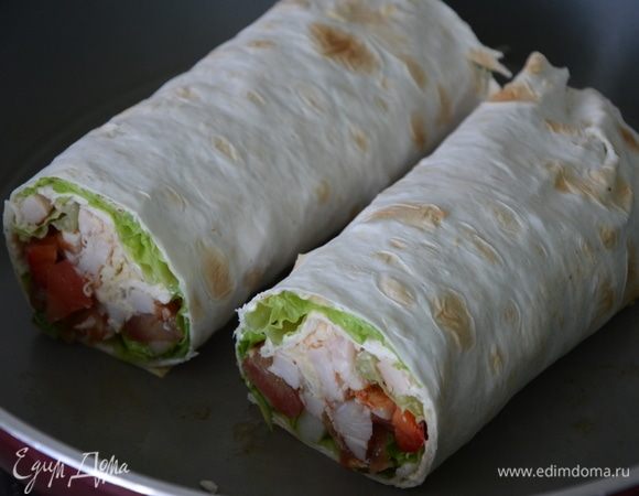 Аккуратно, прижимая по всей длине, свернуть рулет. Острым ножом нарезать на две части. Обжарить каждую с обеих сторон по 30–60 секунд. За это время сыр слегка расплавится. ПП-шаурма готова! Приятного аппетита! Рецепт — настоящая палочка-выручалочка для тех, кто хочет питаться вкусно и правильно! 