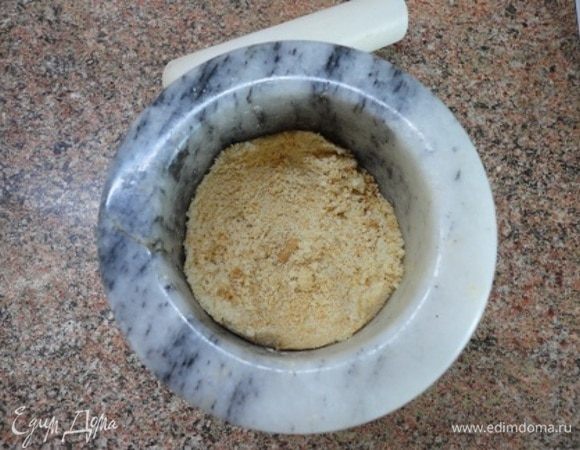 Печенье измельчите в муку.