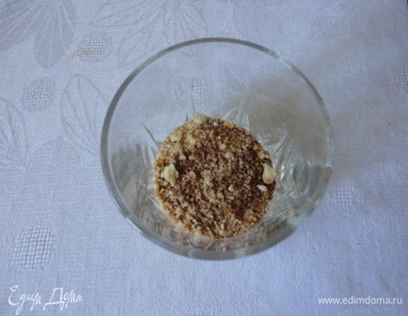 Творог с кофе пробить блендером до кремообразного состояния. В посуду для десерта выложите часть печенья и через ситечко присыпьте слегка какао.