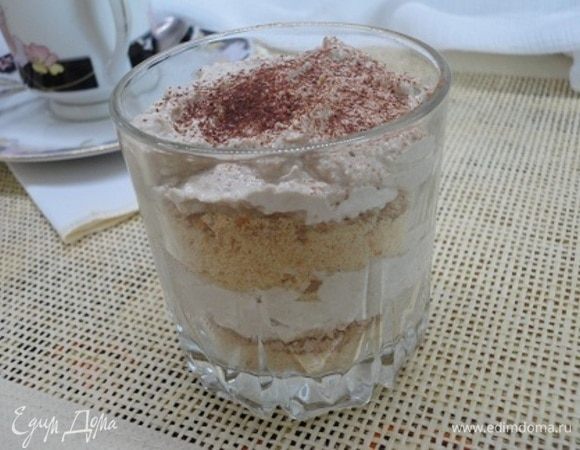 Сверху уложить слой кофейного творога, затем опять печенье с какао и второй слой творога. Присыпать какао.