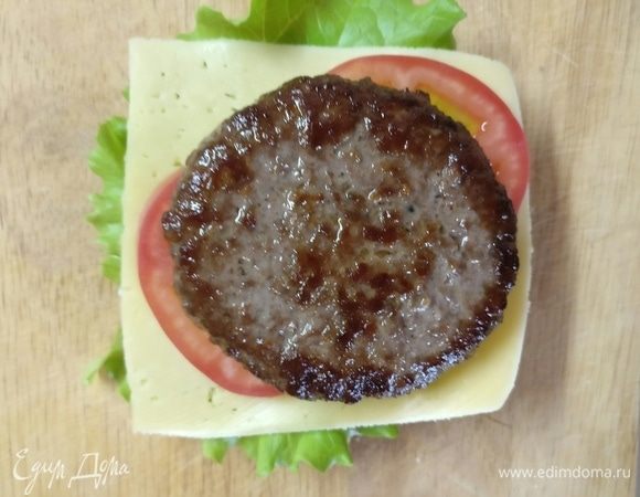 Готовим омлет. Смешать яйца и молоко, посолить, хорошо перемешать. Приготовить омлет на сковороде. Положить на котлету.