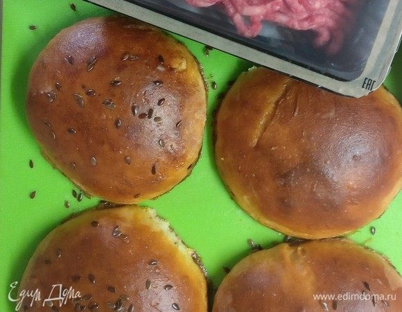 Готовим котлету. Смешать фарш, горчицу, мелконарезанный лук и дробленные орехи. Слепить 4 котлеты и пожарить. Булочки у меня домашние, рецепт есть в предыдущих постах.