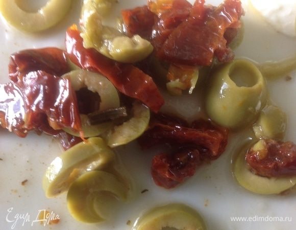Томаты порезать небольшими кусочками, оливки — кружочками.