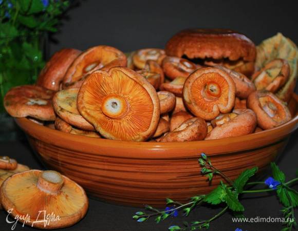 Подготовим рыжики. Грибы помоем и порежем.