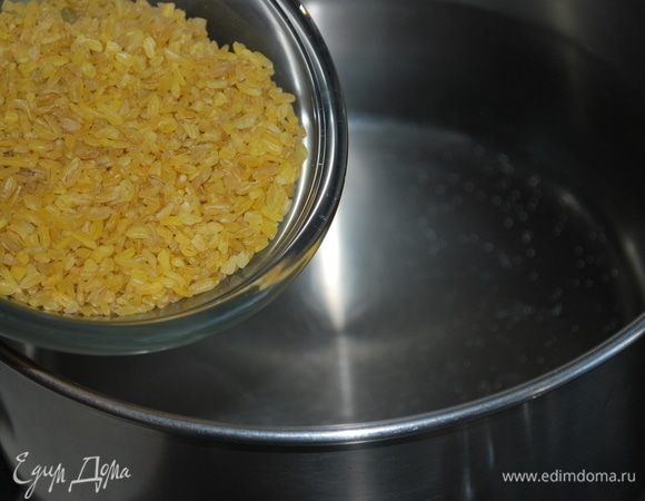 Два литра воды доведем до кипения, посолим и добавим булгур.