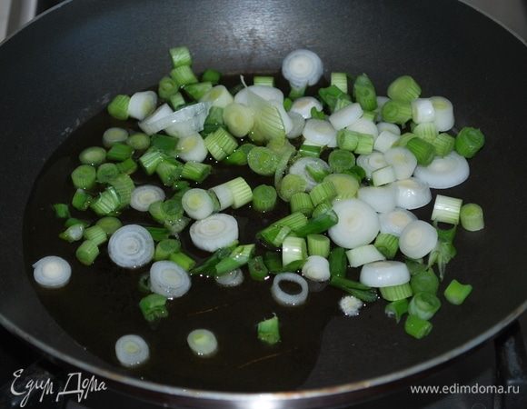 Порежем и обжарим лук на оливковом масле до золотистого цвета.