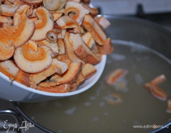 К булгуру добавим порезанные рыжики, проварим все вместе 5 минут.