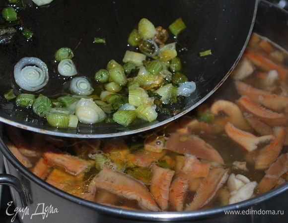 К рыжикам и булгуру добавим обжаренный лук.