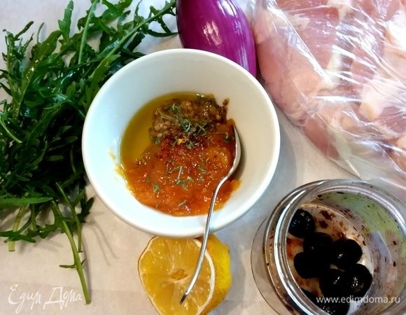 Приготовить продукты. Нам понадобится 4 листа пергаментной бумаги размером ~30×30 см. Приготовить маринад: смешать абрикосовый мармелад с горчицей, оливковым маслом и тимьяном. Хлопья чили по желанию.