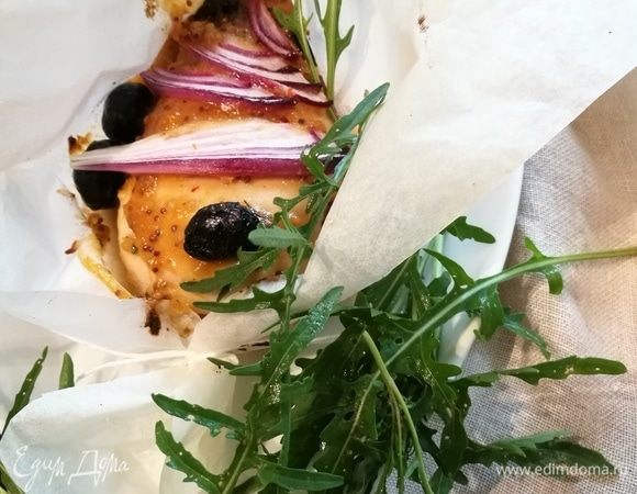 Запекать в заранее разогретой до 200°C духовке около 25 минут. Я оставила верх пакетика открытым, чтобы курица не парилась, а запекалась.