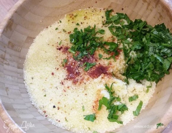 Тем временем залить кипящим бульоном кускус и оставить его под крышкой на 5 минут разбухнуть. Набухший и распаренный кускус посолить, поперчить, смешать со щепоткой красной сладкой паприки. Сбрызнуть лимонным соком и оливковым маслом. Смешать с петрушкой. Жидкости может показаться мало, но, забегая вперед, скажу, что соки от припущенных овощей и маринад от моцареллы у нас отправятся тоже в салат.