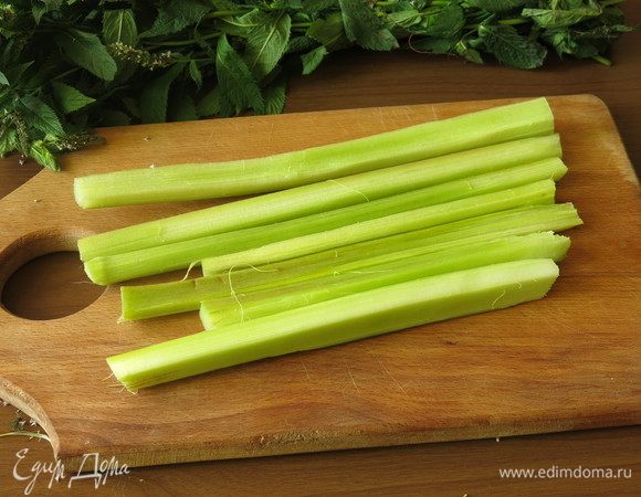 Ревень очищаем.