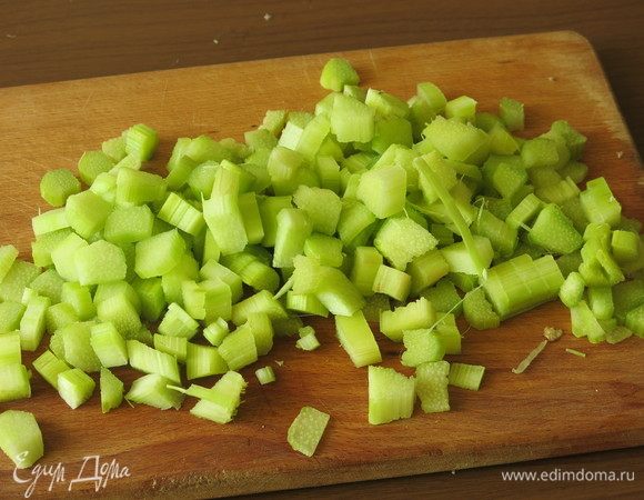 Нарезаем ревень. Ставим кипятить воду.