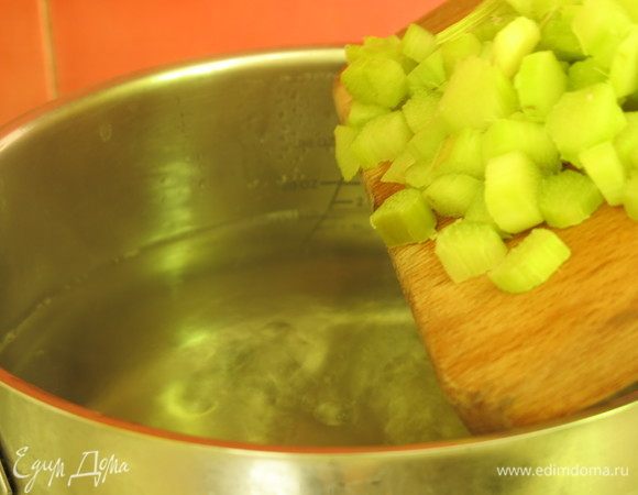 Кладем ревень в кипяток, уменьшаем огонь и варим 10 минут.