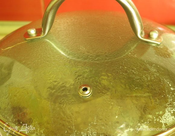 Выключаем огонь, закрываем крышкой и даем настояться.