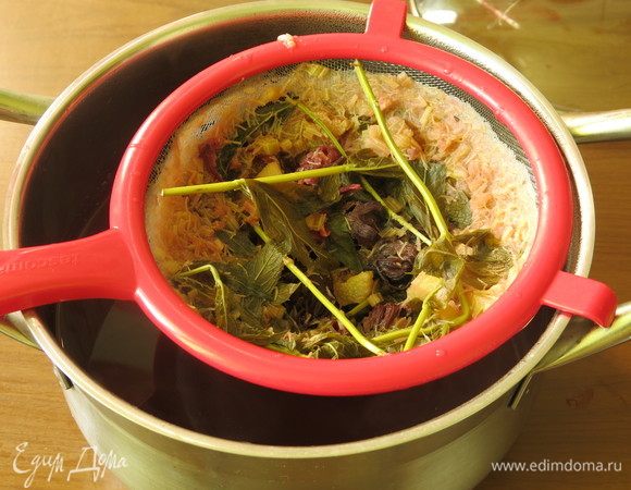 Процеживаем чай, отжимаем ревень. Даем остыть.