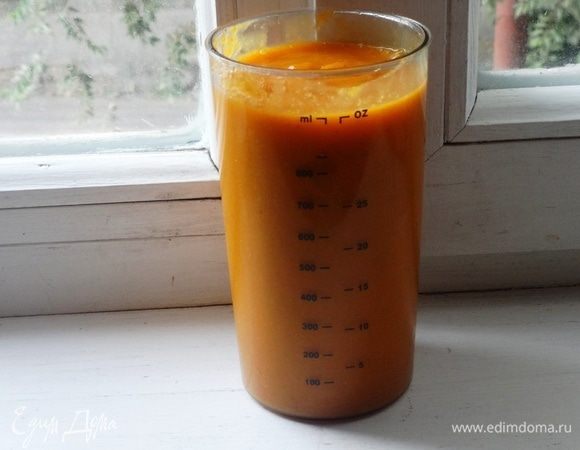 Все подготовленные фрукты, морковь, мед загрузить в блендер и измельчить до состояния пюре. У меня получился почти 1 л полезного ароматного десерта.