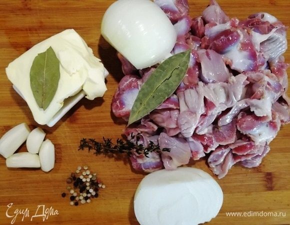 Вот такой небольшой набор продуктов нам понадобится. Желудочки необходимо хорошо промыть, удалить жир и все лишнее. Лук и чеснок нарезать произвольно, они практически растворятся в готовом блюде. Перец измельчаем в ступке так, чтобы кусочки были довольно крупные.