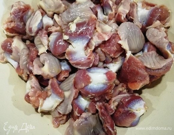 В сотейник или сковороду с толстым дном выкладываем желудочки.