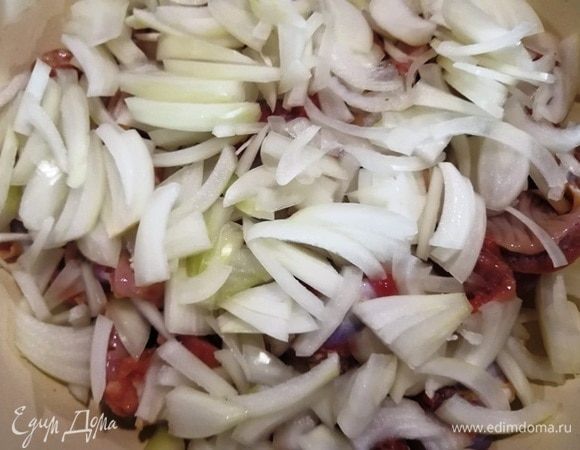 Сверху — нарезанный лук.