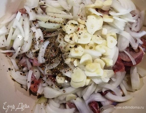 Затем чеснок и перец. Перемешиваем.