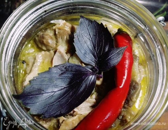 Для красоты и аромата кладем красный перец чили и листик базилика. Закрываем крышку и храним конфи в холодильнике.