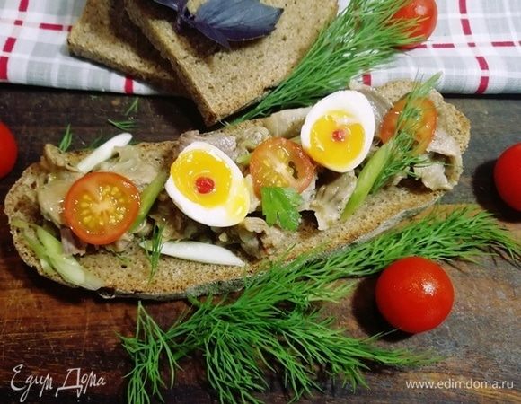 А мне очень нравятся бутерброды на черном хлебе с желудочками, луком, помидором и перепелиным яйцом.