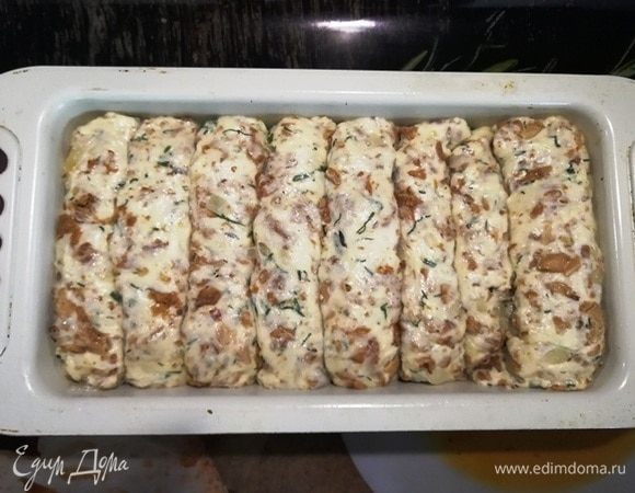 Затем сворачиваем каждую заготовку рулетиком и укладываем плотно в форму. Накрываем форму пищевой пленкой, смазанной растительным маслом. Оставляем на 20 минут.