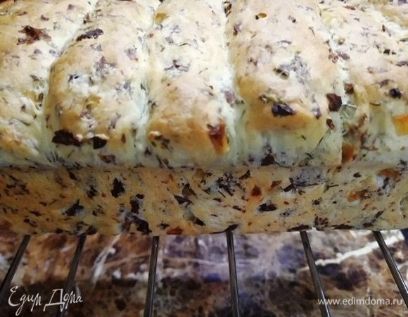 Остужаем наш ароматный хлебушек на решетке.