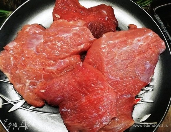 У меня в наличии 4 кусочка говяжьей шеи. Причем 2 нарезаны вдоль волокон, 2 — поперек. Разнообразие! Каждый кусочек разрезаем вдоль, чтобы легче было отбивать.