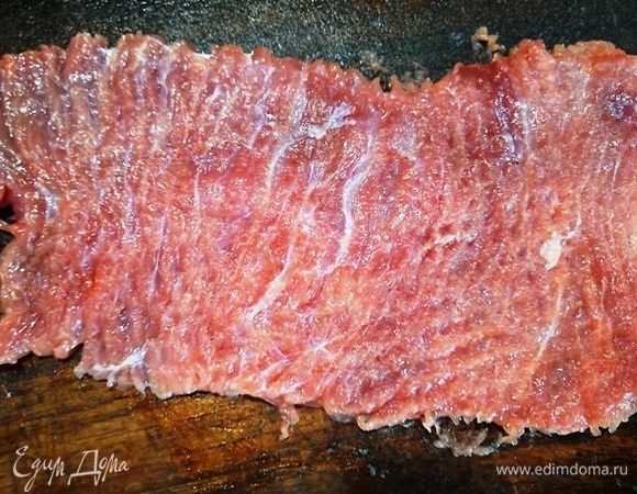 Отбиваем довольно тонко все мясо.