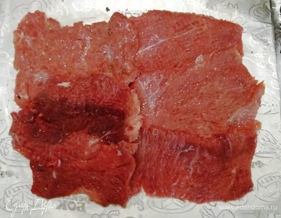 Раскладываем фольгу, солим и посыпаем перцем. Укладываем наше мясо в виде прямоугольника, слегка внахлест.