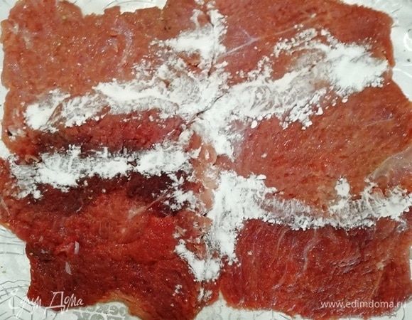 Места соединения мяса посыпаем крахмалом и отбиваем молоточком.