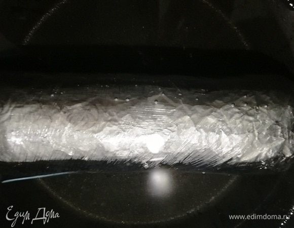Затем оборачиваем в несколько слоев пищевой пленки. Опускаем получившуюся «куколку» в кастрюлю с холодной водой. Доводим до кипения, убавляем мощность с 9 до 3. Варим рулет при неплотно закрытой крышке в течение 2,5 часов.