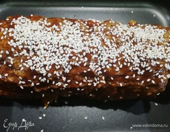 Смазываем рулет соусом барбекю и посыпаем кунжутом. Запекаем в духовке при максимальной мощности в течении 5–7 минут.