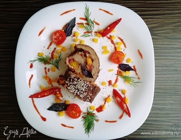 Тарелку украшаем соусом барбекю, помидорами черри, болгарским перцем и перцем чили.