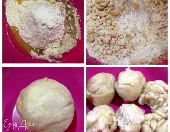 Делаем быстрое тесто. В муку добавляем соль и растительное масло. Перемешиваем до состояния крошки. Добавляем воду комнатной температуры. Замешиваем тесто и даем ему отдохнуть 20 минут. Делим на равное количество частей. У меня получилось 600 г теста. Сосиски я купила огромные с добавлением бекона. В принципе, делить тесто можно на 12 частей, если сосиски небольшие.