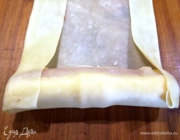 Делаем один оборот, подворачиваем края.