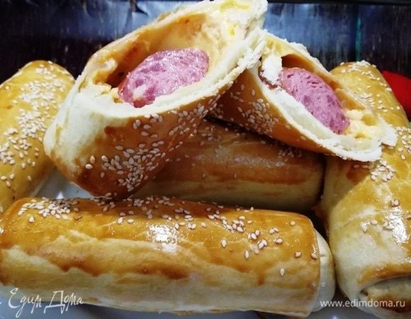 Прошу к столу. Наши быстрые сосиски в тесте с сыром готовы!