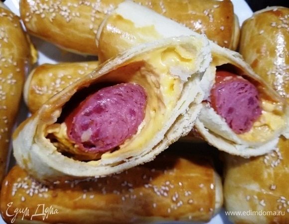Тесто пропиталось сыром, сосиски остались сочные. Приятного аппетита!