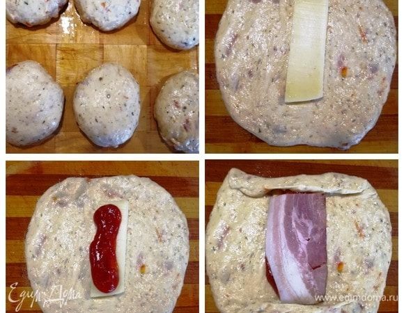 Подошедшее тесто делим на равные заготовки. Заготовку руками растягиваем в овал. В центр укладываем кусочек сыра, поливаем кетчупом, затем ломтик грудинки или бекона. Заворачиваем края.