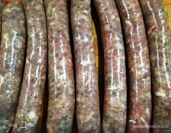 Берем колбаски для жарки. Делаем в них проколы.