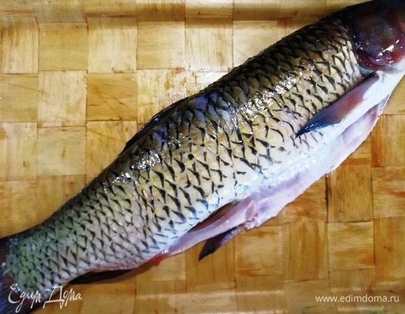 Очищаем рыбу от чешуи, удаляем внутренности и жабры. Хорошо промываем.