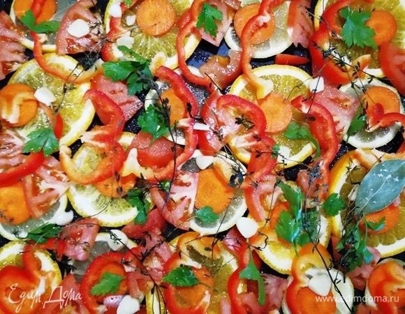 Выкладываем в хаотичном порядке на смазанный маслом противень.